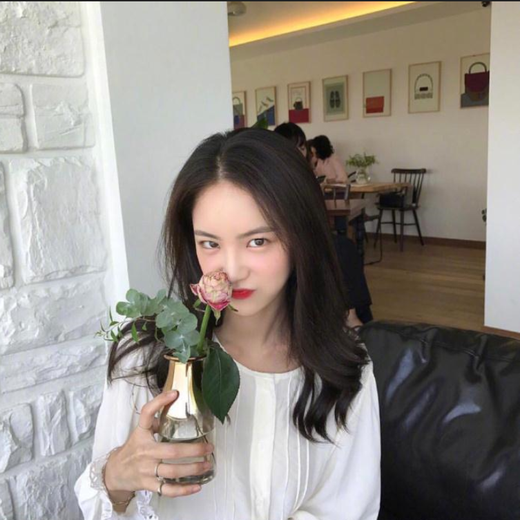 自然发色的中长卷发发型图片,好看的小仙女都这