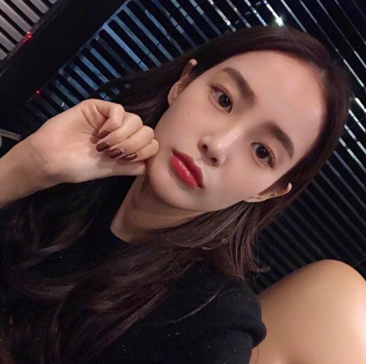 自然发色的中长卷发发型图片,好看的小仙女都这