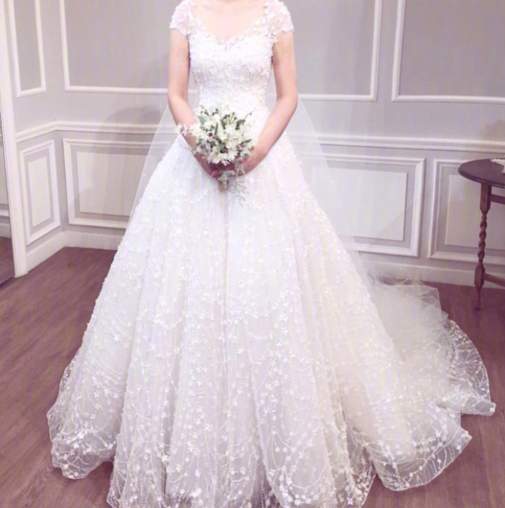 女孩穿上白纱最美的模样_最全婚纱款式图片