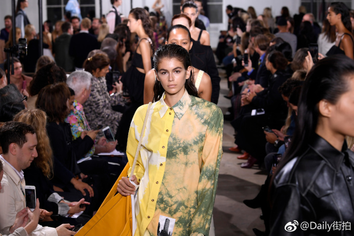 欧美美女超模Kaia Gerber纽约时装周2019春夏系列走