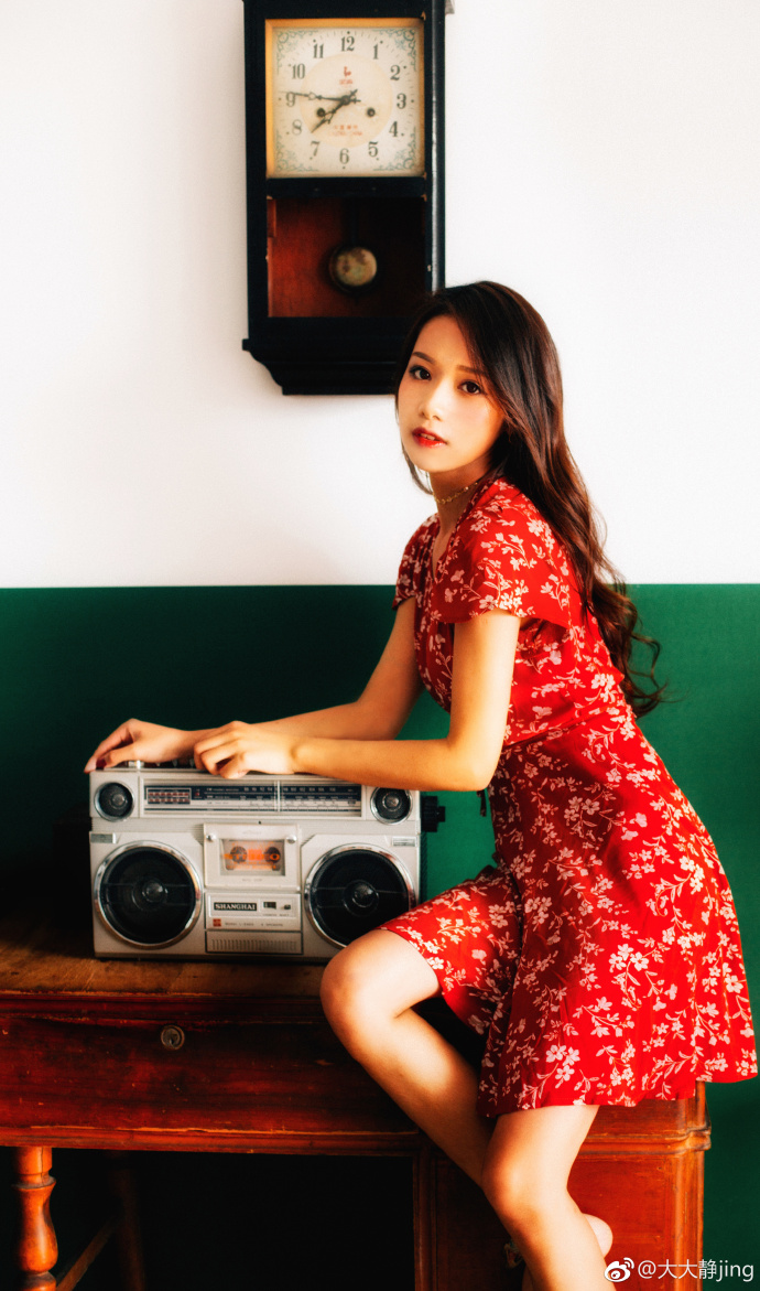 网红清纯少女红色碎花裙复古写真