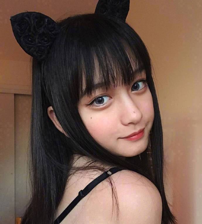 齐刘海发型图片_齐刘海女孩可软萌可暗黑的自拍