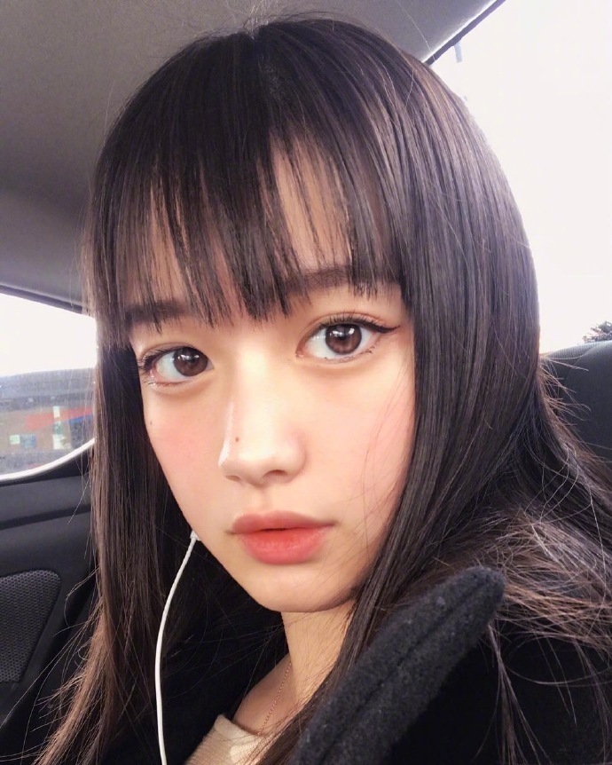 齐刘海发型图片_齐刘海女孩可软萌可暗黑的自拍