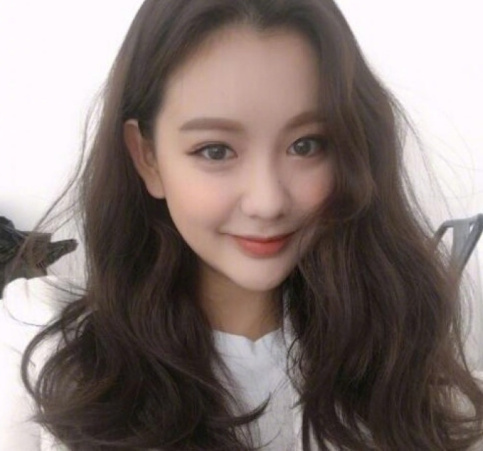 中长发的妹子大卷发型图片参考