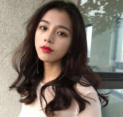 中长发的妹子大卷发型图片参考