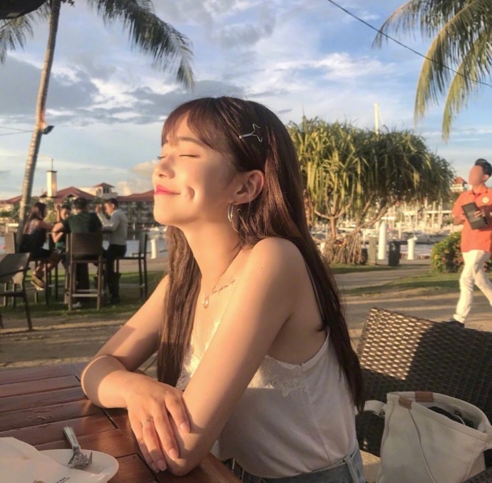 酒窝美女甜美笑容自拍照