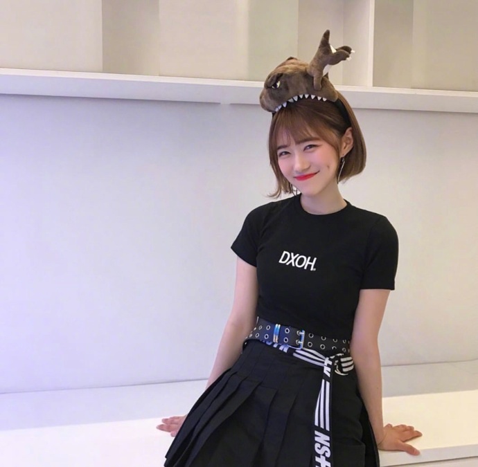 酒窝美女甜美笑容自拍照