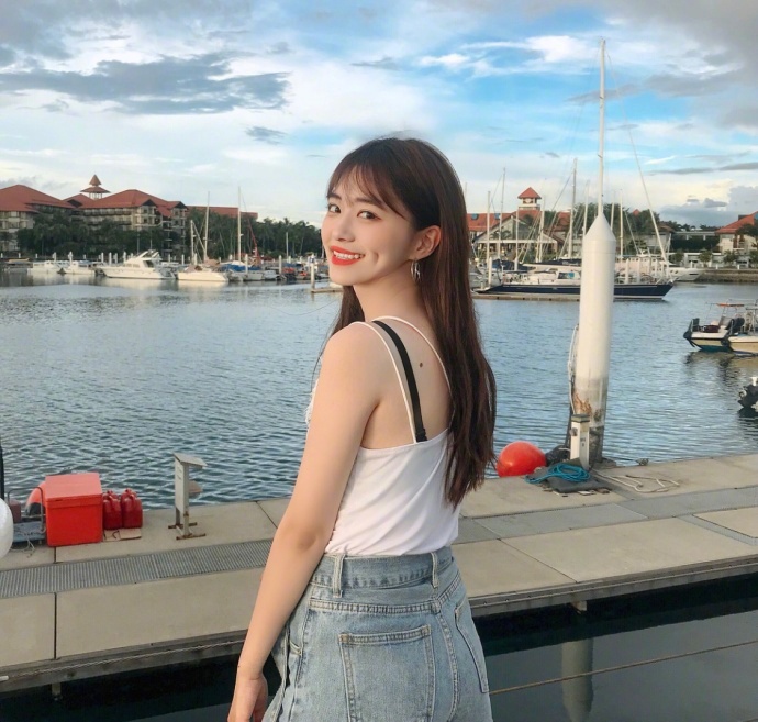 酒窝美女甜美笑容自拍照