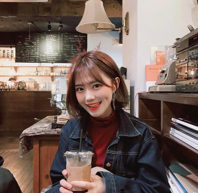 酒窝美女甜美笑容自拍照