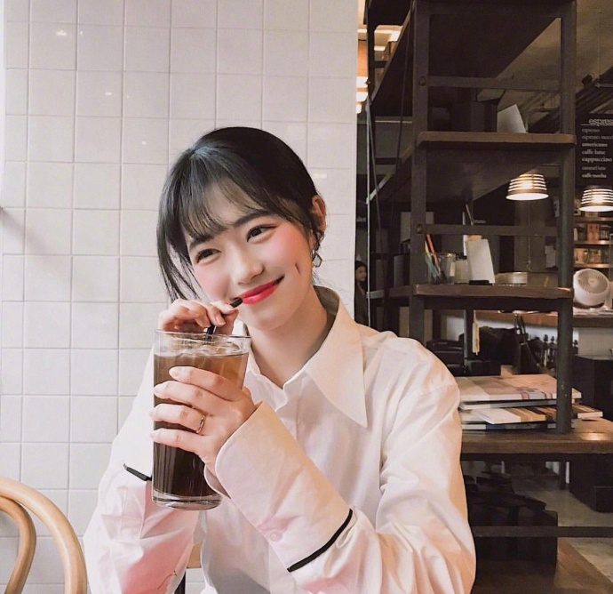 酒窝美女甜美笑容自拍照