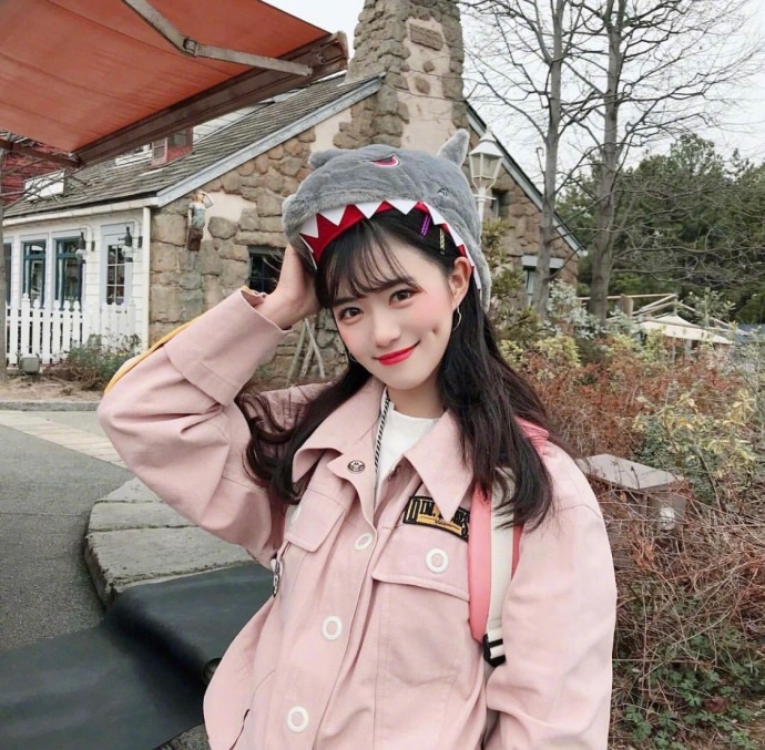 酒窝美女甜美笑容自拍照