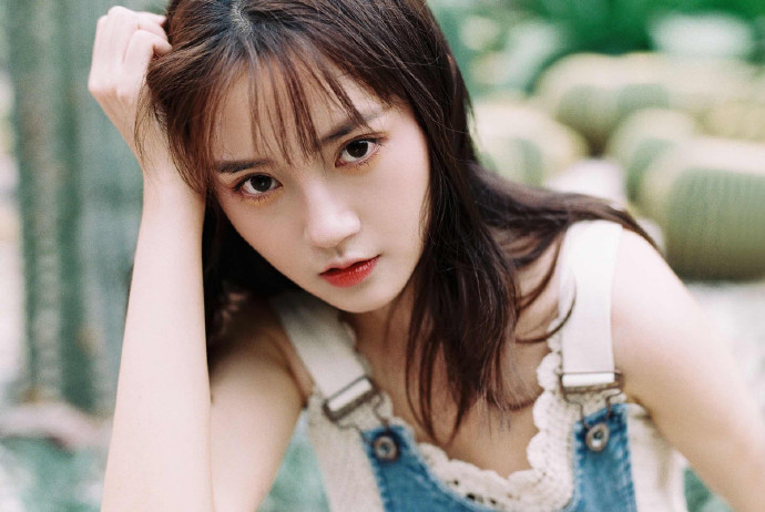 大眼睛气质美女户外写真