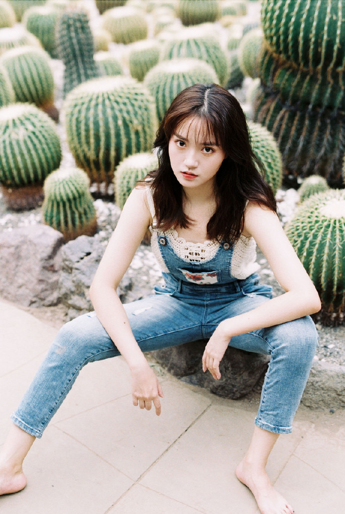 大眼睛气质美女户外写真
