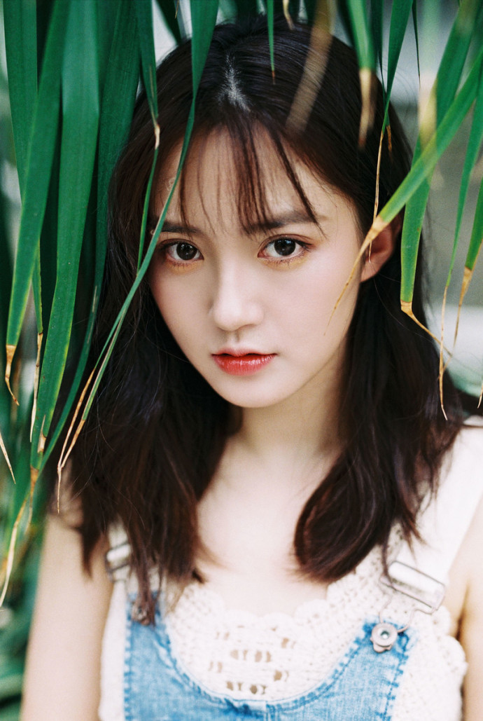 大眼睛气质美女户外写真
