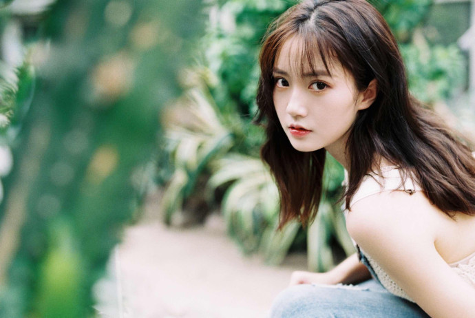 大眼睛气质美女户外写真
