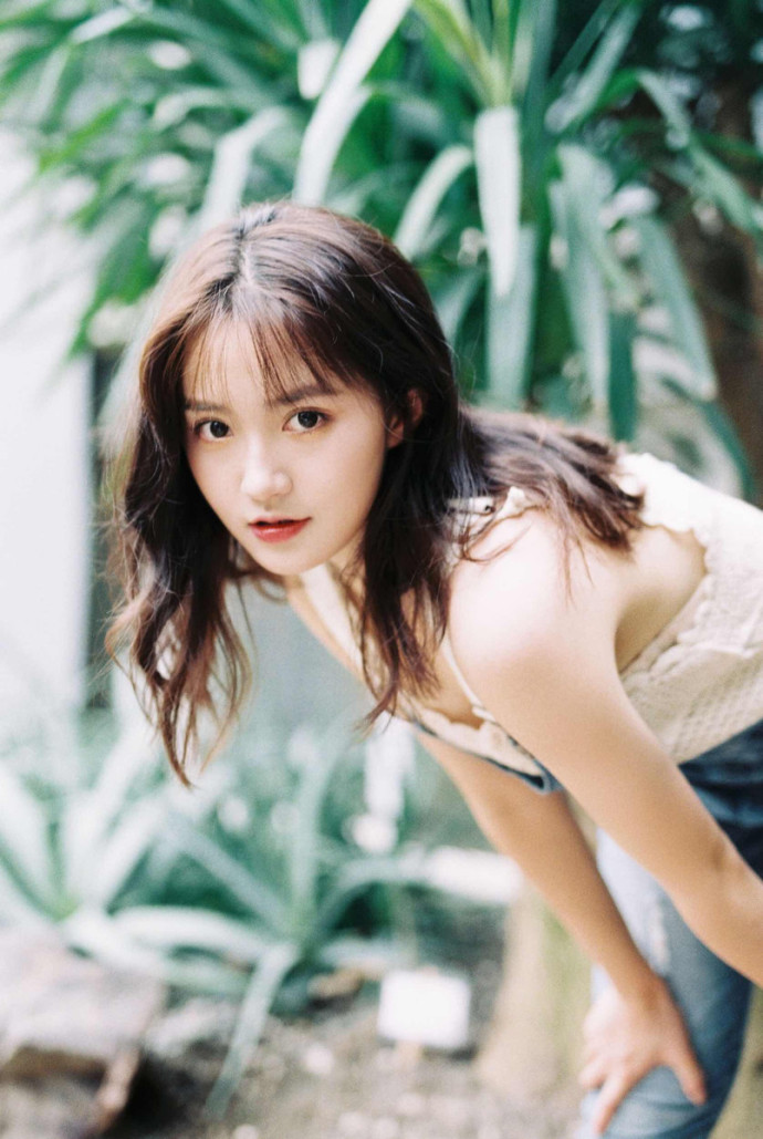大眼睛气质美女户外写真