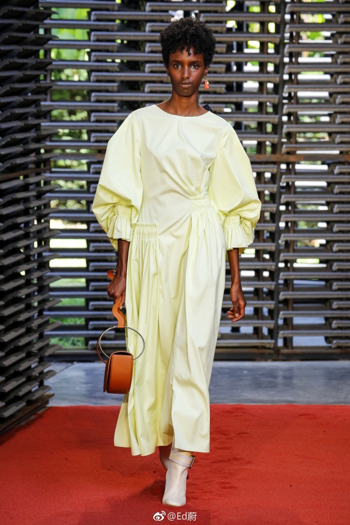 欧美时装品牌Roksanda S/S 2019伦敦时装周走秀图