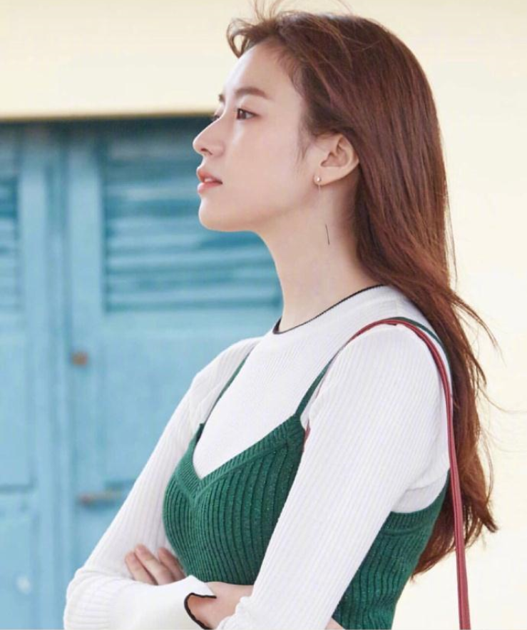 韩国童颜美女明星韩孝周图片