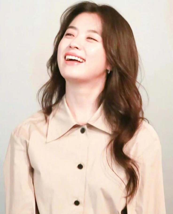 韩国童颜美女明星韩孝周图片