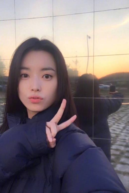 韩国童颜美女明星韩孝周图片