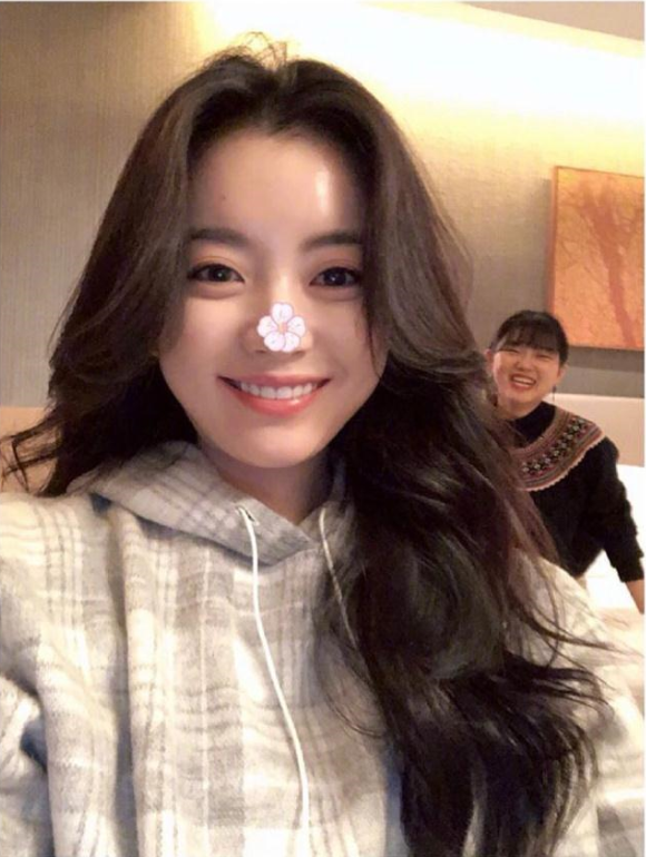 韩国童颜美女明星韩孝周图片