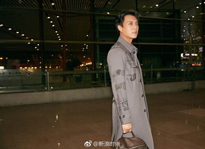 老干部演员靳东现身机场前往米兰时装周帅气图