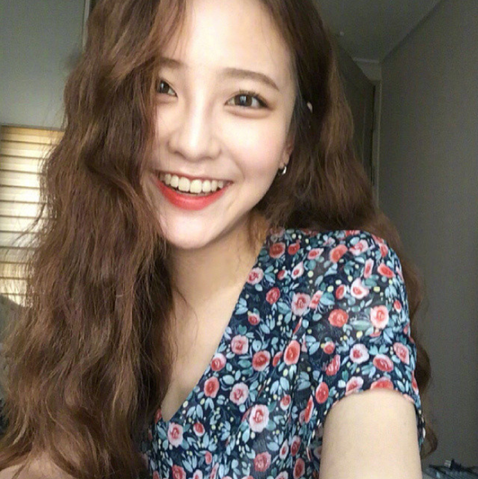 圆脸适合什么发型可以试试中长波浪卷发发型图