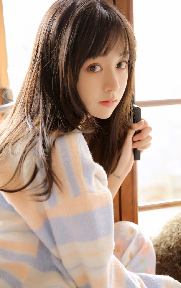 清新灵动的美少女居家写真