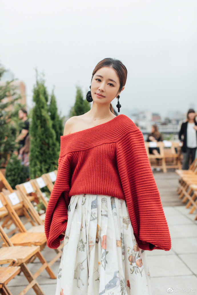 台湾美女明星林心如看2019春夏时装秀图片