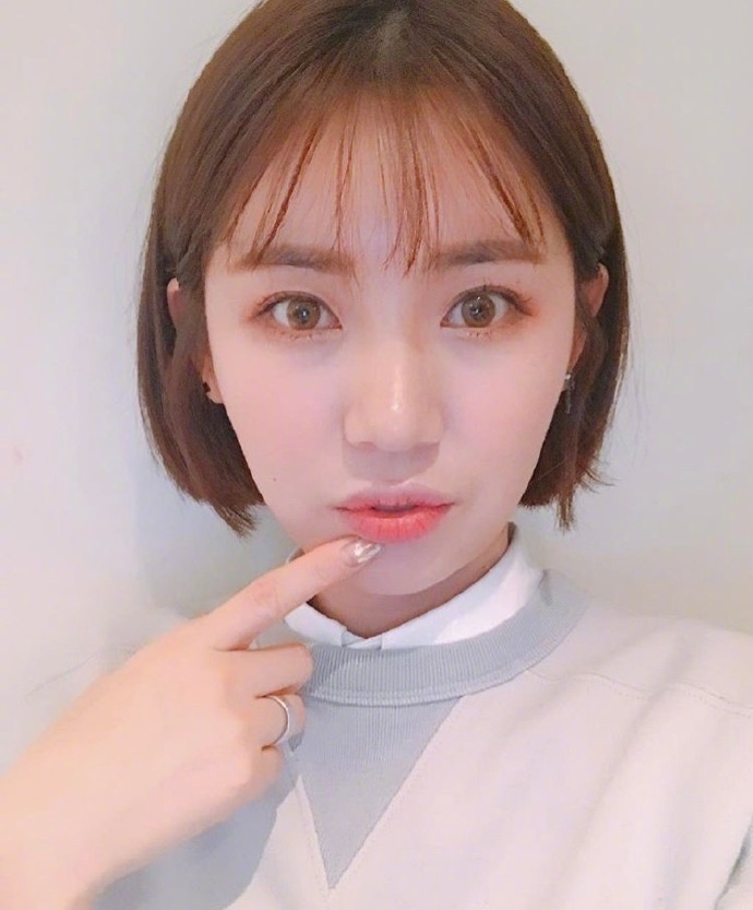 超级好看的短发女生自拍照