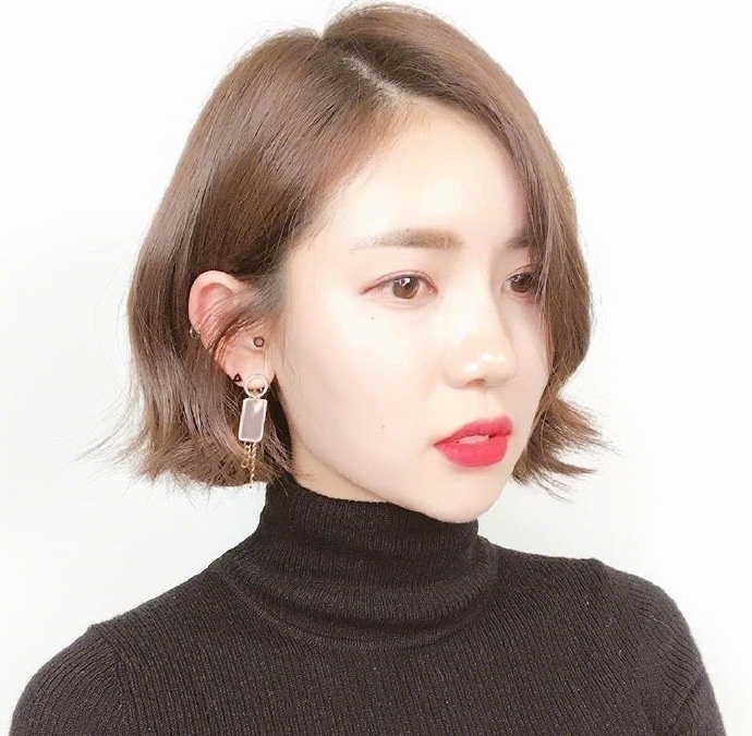 超级好看的短发女生自拍照