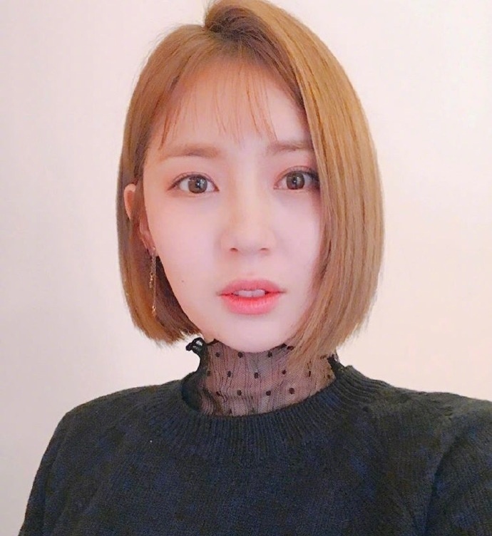 超级好看的短发女生自拍照