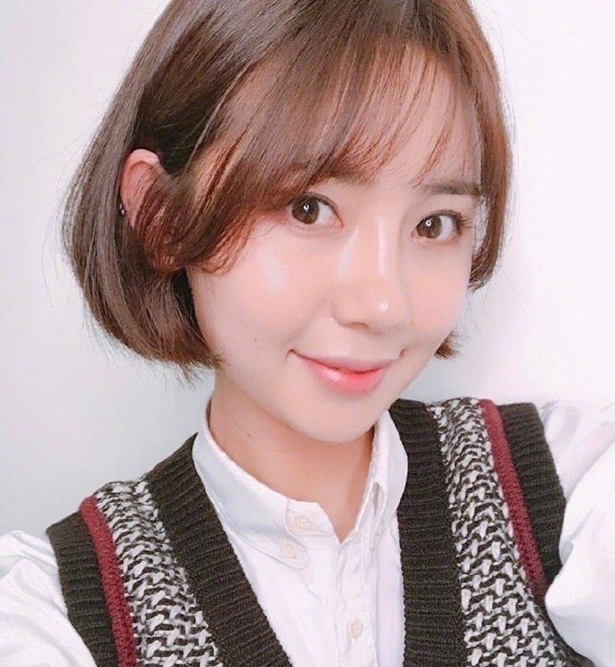 超级好看的短发女生自拍照