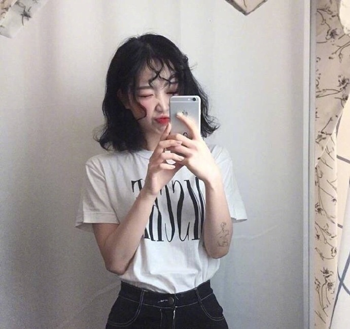 今年超流行的齐肩超卷发发型图片_可爱美女自拍