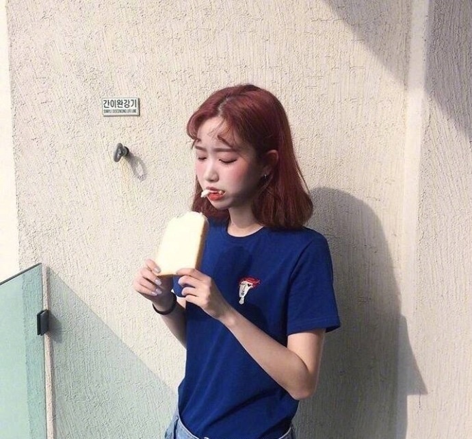 今年超流行的齐肩超卷发发型图片_可爱美女自拍