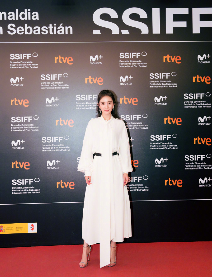 北京美女明星杨幂白色连衣裙加上大波浪卷发气