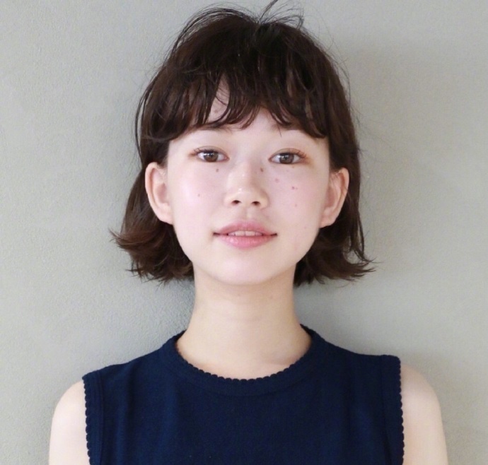 日系短发发型美女自拍照