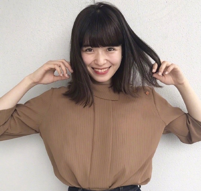 日系短发发型美女自拍照