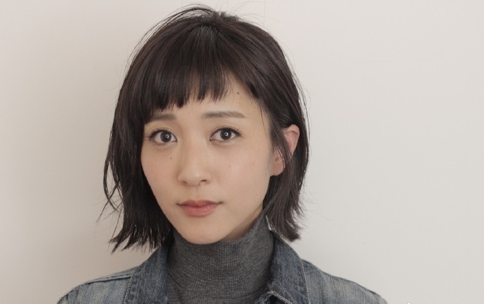 日系短发发型美女自拍照