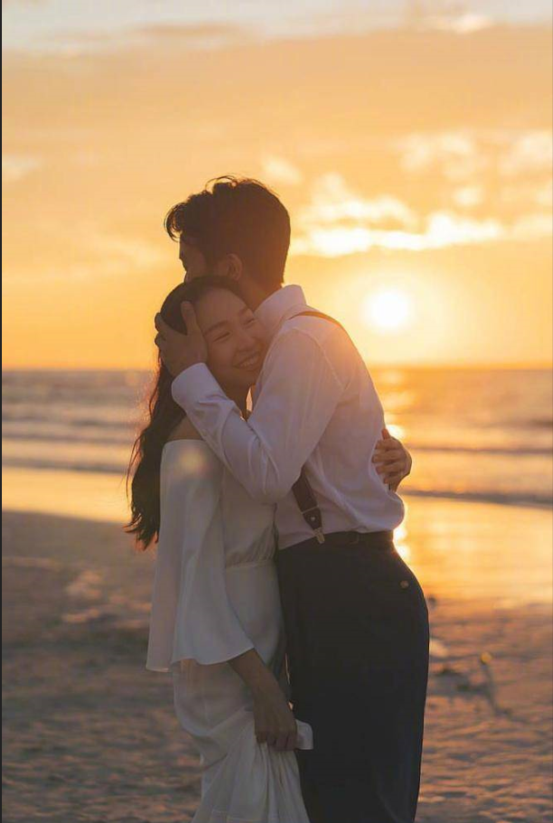 甜蜜的外景婚纱照图片_海边婚纱照图片