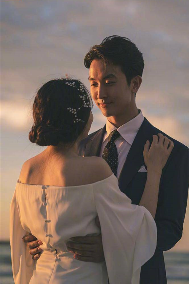 甜蜜的外景婚纱照图片_海边婚纱照图片