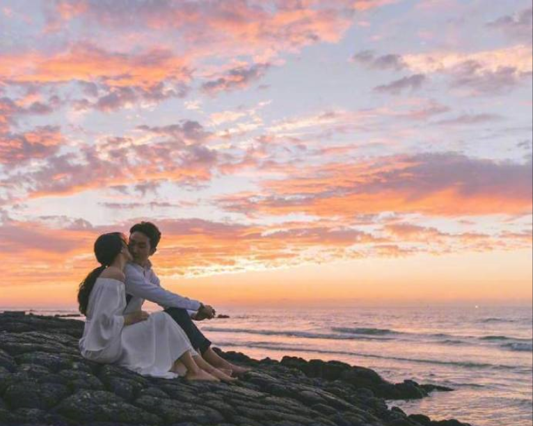 甜蜜的外景婚纱照图片_海边婚纱照图片