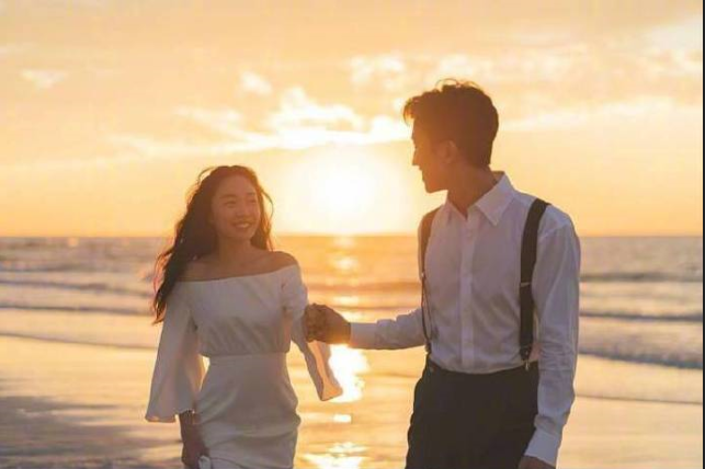 甜蜜的外景婚纱照图片_海边婚纱照图片