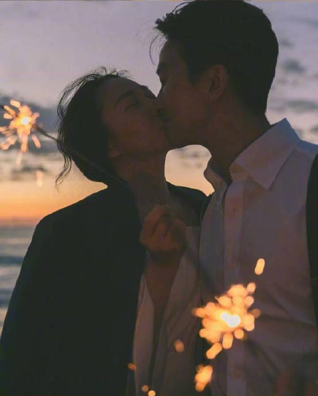 甜蜜的外景婚纱照图片_海边婚纱照图片
