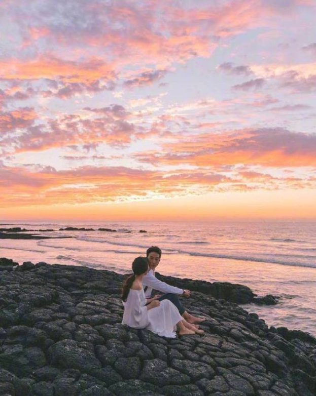 甜蜜的外景婚纱照图片_海边婚纱照图片