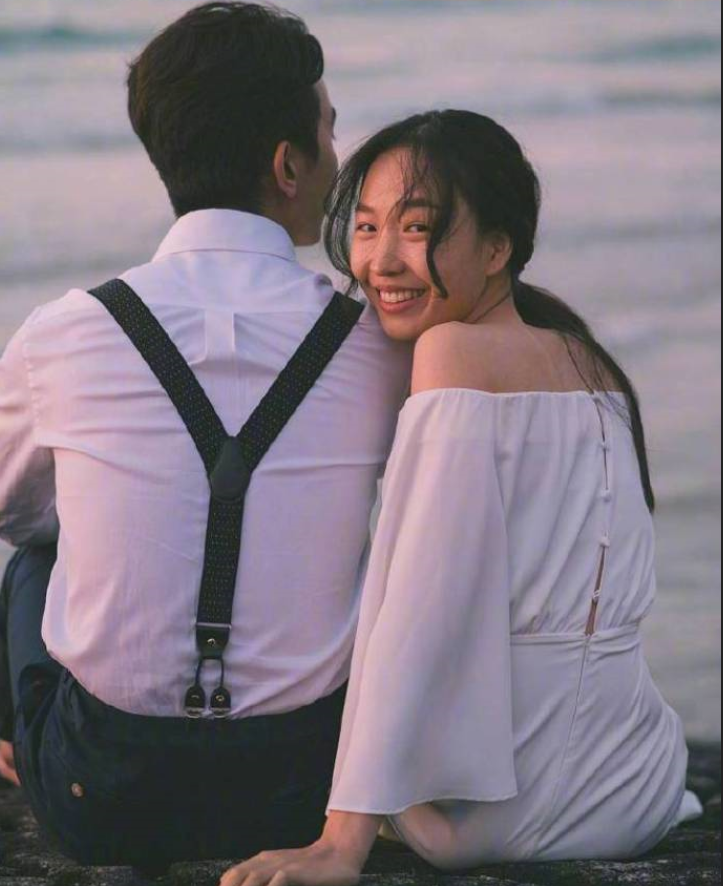 甜蜜的外景婚纱照图片_海边婚纱照图片