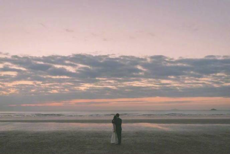 甜蜜的外景婚纱照图片_海边婚纱照图片