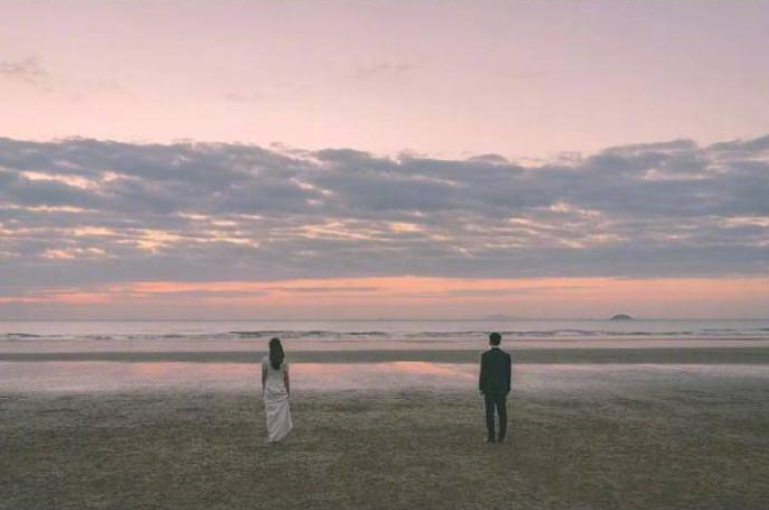 甜蜜的外景婚纱照图片_海边婚纱照图片