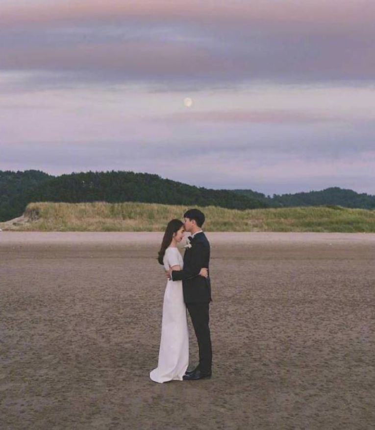 甜蜜的外景婚纱照图片_海边婚纱照图片