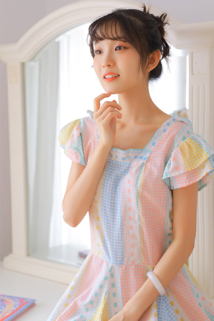 居家美女清新睡衣长腿写真